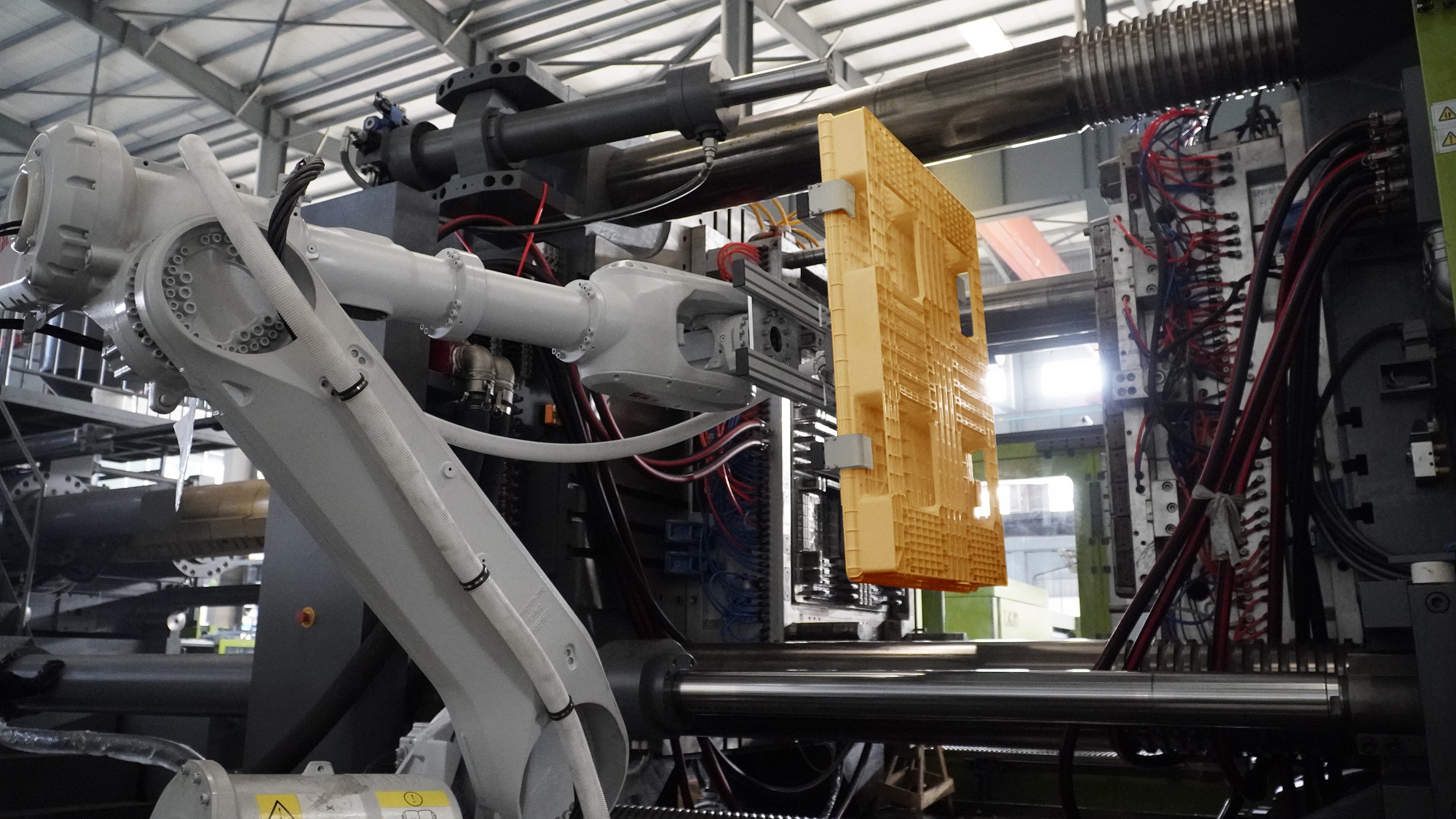 DKM automated pallet-moulding-line: servo injection, rapid cooling, robotic demold, traceable MES, energy-efficient.