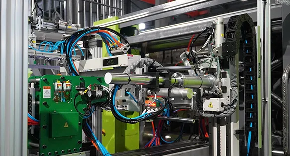 in-mold-labeling-robot-for-buckets